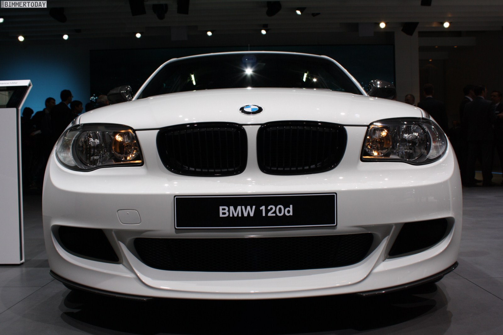 Name:  Performance Aero bumper  BMW-Performance-120d-E81-Genf-2011-02.jpg
Views: 7318
Size:  196.5 KB